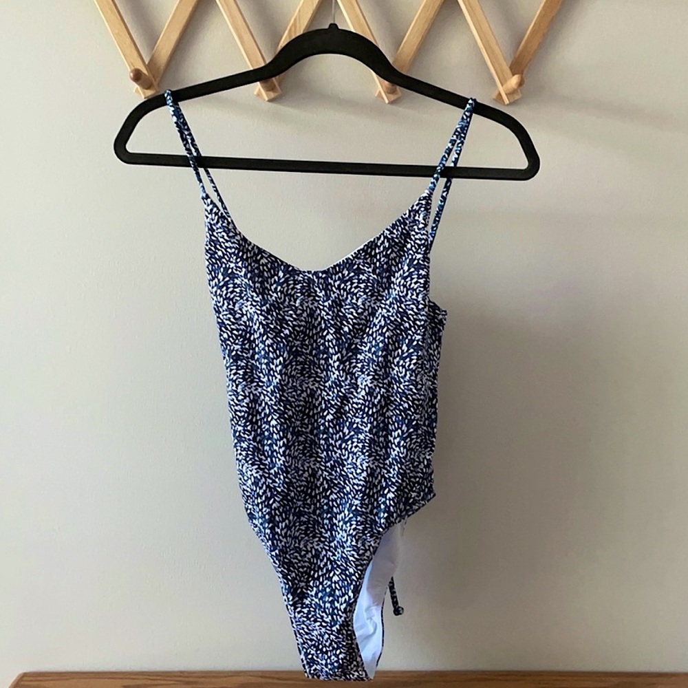 Ele swims one piece swimsuit